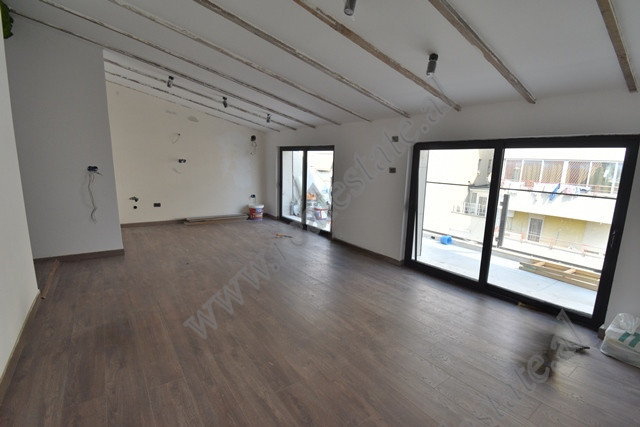 Apartament 1+1 ne shitje ne rrugen Reshit Collaku prane Tajvanit ne Tirane.
Eshte e pozicionuar ne 